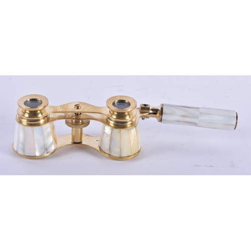 1002 - A PAIR OF MOTHER OF PEARL OPERA GLASSES. 18 cm x 8 cm extended.