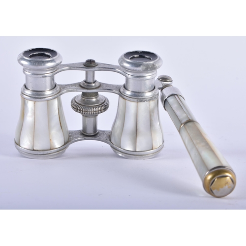 1004 - A PAIR OF MOTHER OF PEARL OPERA GLASSES. 18 cm x 8 cm extended.