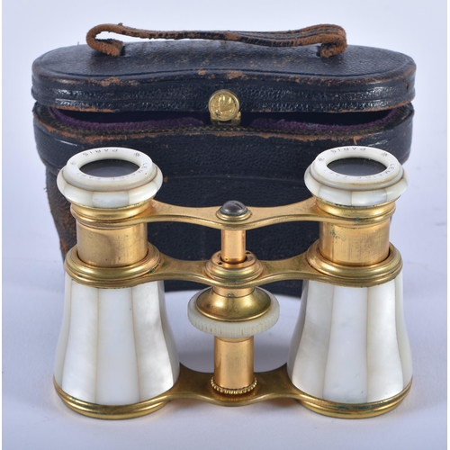 1006 - A PAIR OF MOTHER OF PEARL OPERA GLASSES. 12 cm x 8 cm extended.