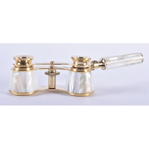 1007 - A PAIR OF MOTHER OF PEARL OPERA GLASSES. 18 cm x 8 cm extended.