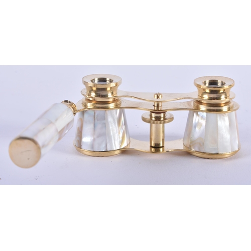 1009 - A PAIR OF MOTHER OF PEARL OPERA GLASSES. 18 cm x 8 cm extended.