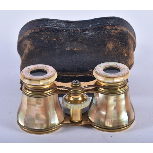 1010 - A PAIR OF MOTHER OF PEARL OPERA GLASSES. 12 cm x 8 cm extended.