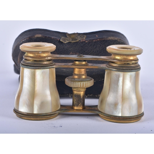 1011 - A PAIR OF MOTHER OF PEARL OPERA GLASSES. 12 cm x 8 cm extended.