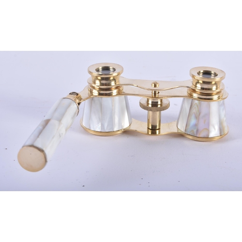 1013 - A PAIR OF MOTHER OF PEARL OPERA GLASSES. 18 cm x 8 cm extended.