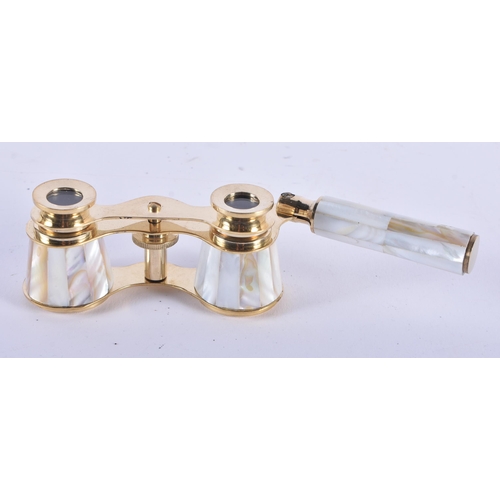 1014 - A PAIR OF MOTHER OF PEARL OPERA GLASSES. 18 cm x 8 cm extended.