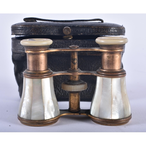 1017 - A PAIR OF MOTHER OF PEARL OPERA GLASSES. 12 cm x 8 cm extended.