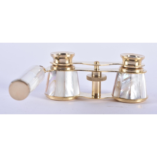 1018 - A PAIR OF MOTHER OF PEARL OPERA GLASSES. 18 cm x 8 cm extended.