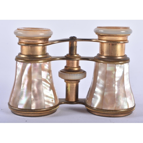 1019 - A PAIR OF MOTHER OF PEARL OPERA GLASSES. 12 cm x 8 cm extended.