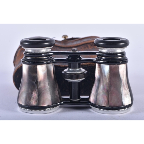 1020 - A PAIR OF MOTHER OF PEARL OPERA GLASSES. 12 cm x 8 cm extended.