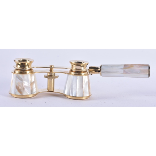 1021 - A PAIR OF MOTHER OF PEARL OPERA GLASSES. 18 cm x 8 cm extended.