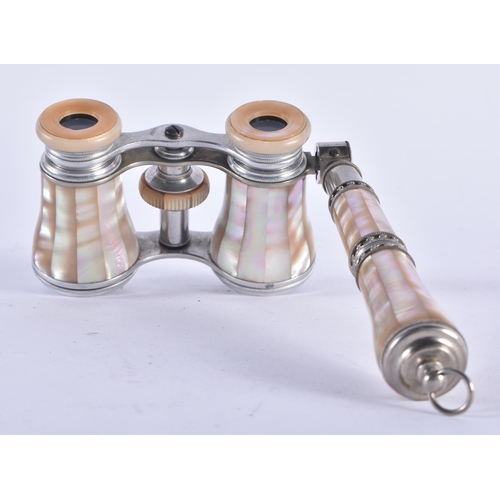 1023 - A PAIR OF MOTHER OF PEARL OPERA GLASSES. 18 cm x 8 cm extended.