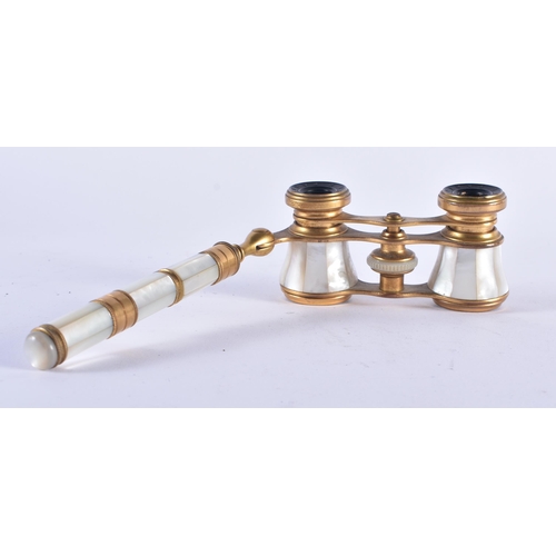 1024 - A PAIR OF MOTHER OF PEARL OPERA GLASSES. 18 cm x 8 cm extended.