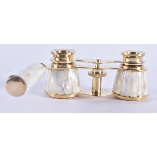 1025 - A PAIR OF MOTHER OF PEARL OPERA GLASSES. 18 cm x 8 cm extended.