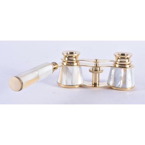 1026 - A PAIR OF MOTHER OF PEARL OPERA GLASSES. 18 cm x 8 cm extended.