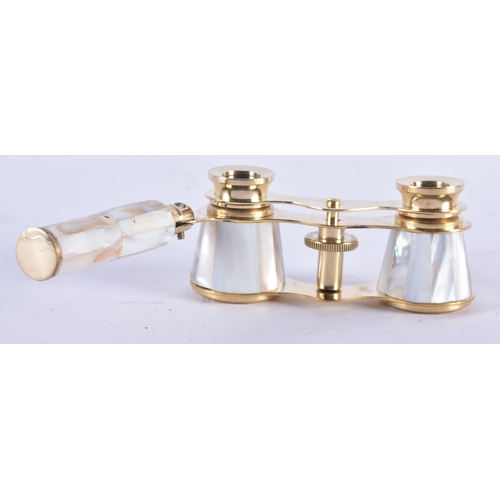 1029 - A PAIR OF MOTHER OF PEARL OPERA GLASSES. 18 cm x 8 cm extended.