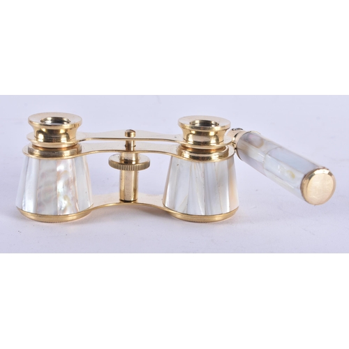 1030 - A PAIR OF MOTHER OF PEARL OPERA GLASSES. 18 cm x 8 cm extended.