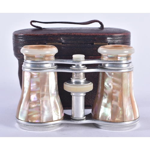 1031 - A PAIR OF MOTHER OF PEARL OPERA GLASSES. 12 cm x 8 cm extended.