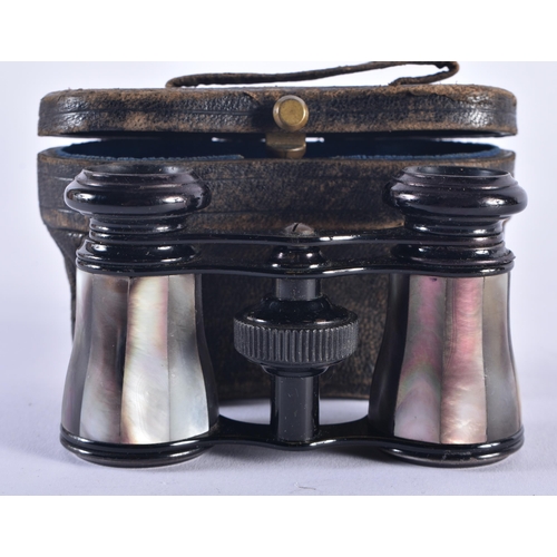 1033 - A PAIR OF MOTHER OF PEARL OPERA GLASSES. 12 cm x 8 cm extended.