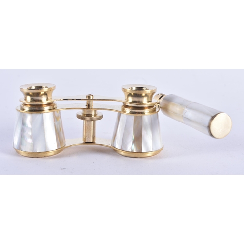 1034 - A PAIR OF MOTHER OF PEARL OPERA GLASSES. 18 cm x 8 cm extended.