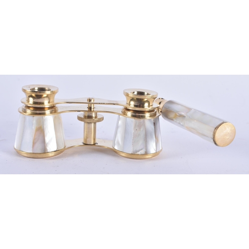 1035 - A PAIR OF MOTHER OF PEARL OPERA GLASSES. 18 cm x 8 cm extended.