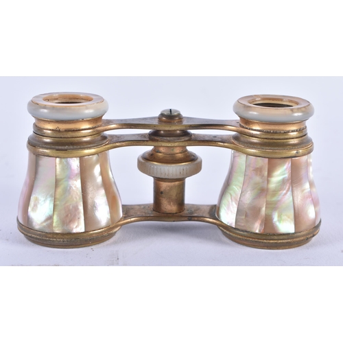 1036 - A PAIR OF MOTHER OF PEARL OPERA GLASSES. 12 cm x 8 cm extended.