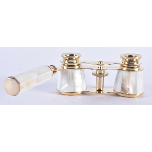 1037 - A PAIR OF MOTHER OF PEARL OPERA GLASSES. 18 cm x 8 cm extended.