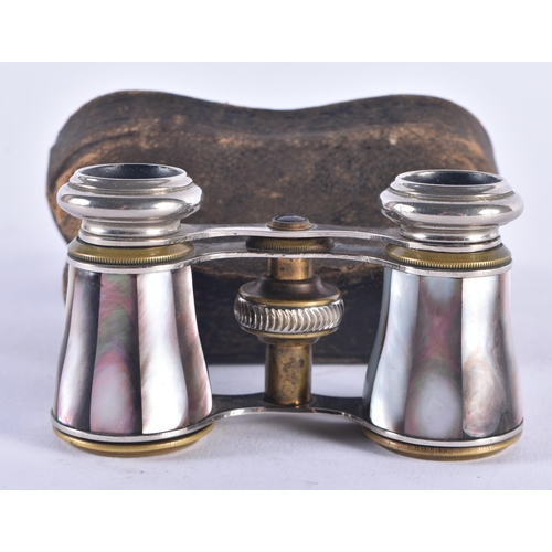 1038 - A PAIR OF MOTHER OF PEARL OPERA GLASSES. 12 cm x 8 cm extended.