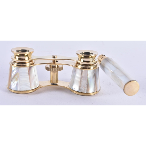 1039 - A PAIR OF MOTHER OF PEARL OPERA GLASSES. 18 cm x 8 cm extended.