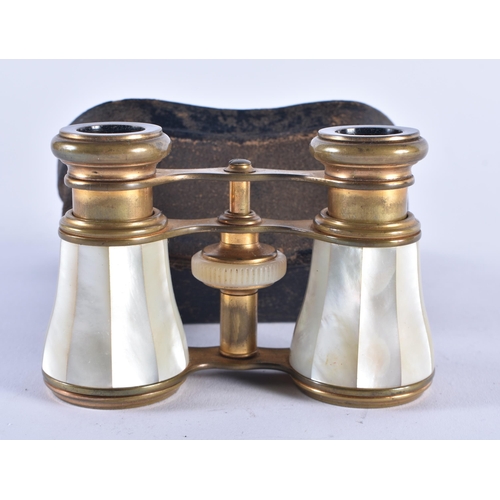 1040 - A PAIR OF MOTHER OF PEARL OPERA GLASSES. 12 cm x 8 cm extended.