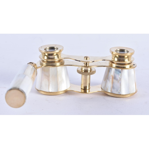 1041 - A PAIR OF MOTHER OF PEARL OPERA GLASSES. 18 cm x 8 cm extended.