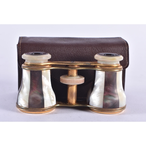 1042 - A PAIR OF MOTHER OF PEARL OPERA GLASSES. 12 cm x 8 cm extended.