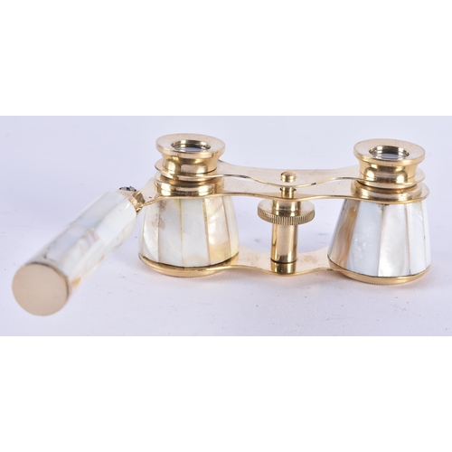 1045 - A PAIR OF MOTHER OF PEARL OPERA GLASSES. 18 cm x 8 cm extended.