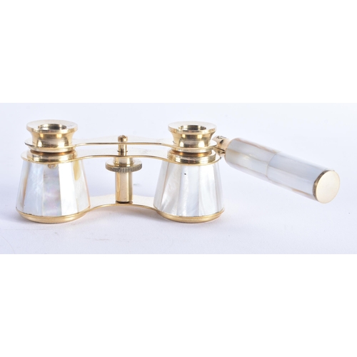 1049 - A PAIR OF MOTHER OF PEARL OPERA GLASSES. 18 cm x 8 cm extended.