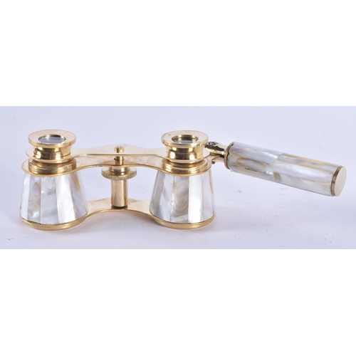 1050 - A PAIR OF MOTHER OF PEARL OPERA GLASSES. 18 cm x 8 cm extended.