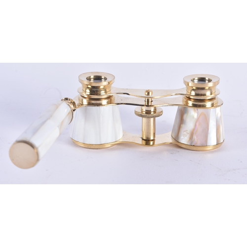 1133 - A PAIR OF MOTHER OF PEARL OPERA GLASSES. 18 cm x 8 cm extended.