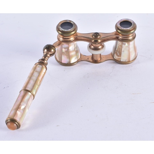 1134 - A PAIR OF MOTHER OF PEARL OPERA GLASSES. 18 cm x 8 cm extended.