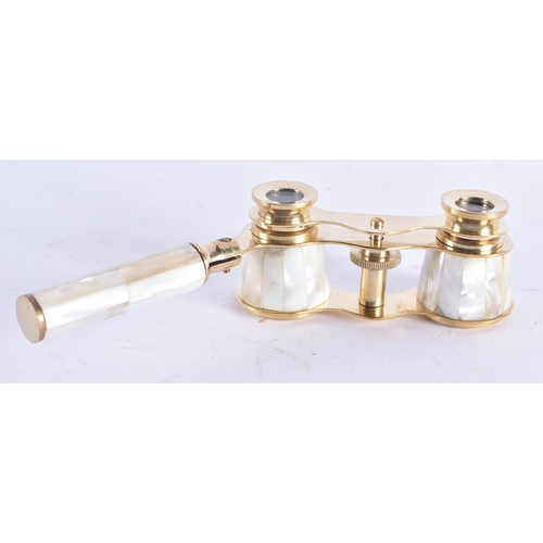 1135 - A PAIR OF MOTHER OF PEARL OPERA GLASSES. 18 cm x 8 cm extended.