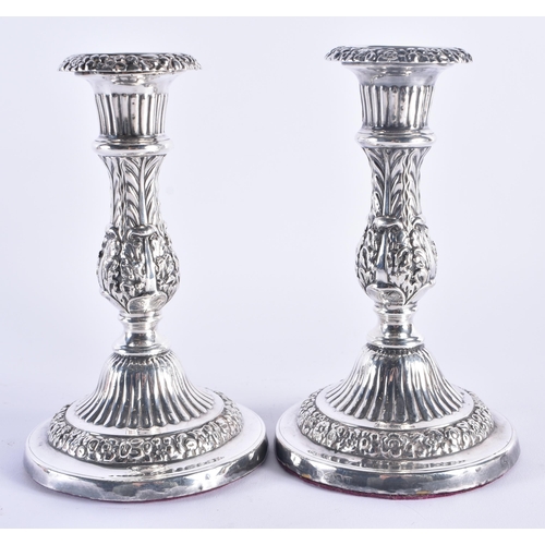 1150 - A PAIR OF ANTIQUE SILVER CANDLESTICKS. 1065 grams overall. 18 cm high.