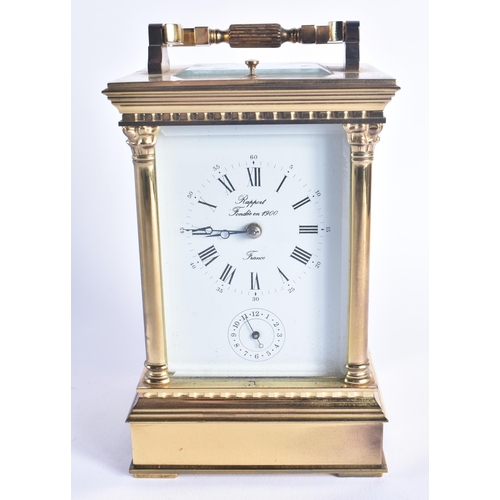 1215 - AN ANTIQUE REPEATING BRASS CARRIAGE CLOCK. 19 cm high inc handle.