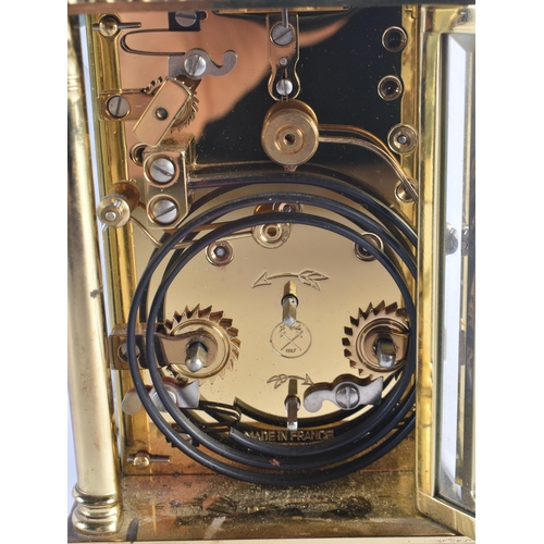 1215 - AN ANTIQUE REPEATING BRASS CARRIAGE CLOCK. 19 cm high inc handle.