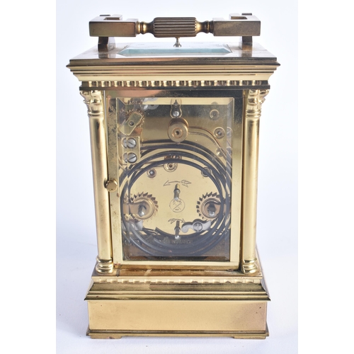 1215 - AN ANTIQUE REPEATING BRASS CARRIAGE CLOCK. 19 cm high inc handle.