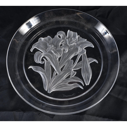 1221 - A LALIQUE STYLE ART GLASS FLOWER DISH. 20 cm diameter.