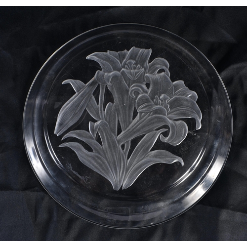 1221 - A LALIQUE STYLE ART GLASS FLOWER DISH. 20 cm diameter.