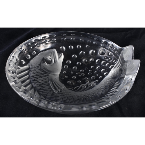 1231 - A FRENCH LALIQUE GLASS FISH DISH. 15 cm wide.