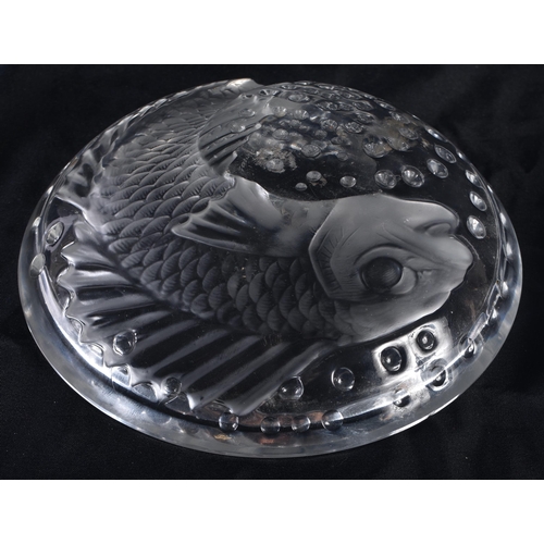 1231 - A FRENCH LALIQUE GLASS FISH DISH. 15 cm wide.