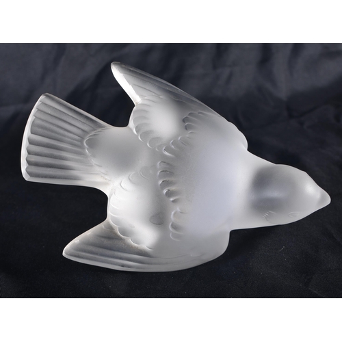 1235 - A FRENCH LALIQUE GLASS FIGURE OF A BIRD. 12.5 cm wide.