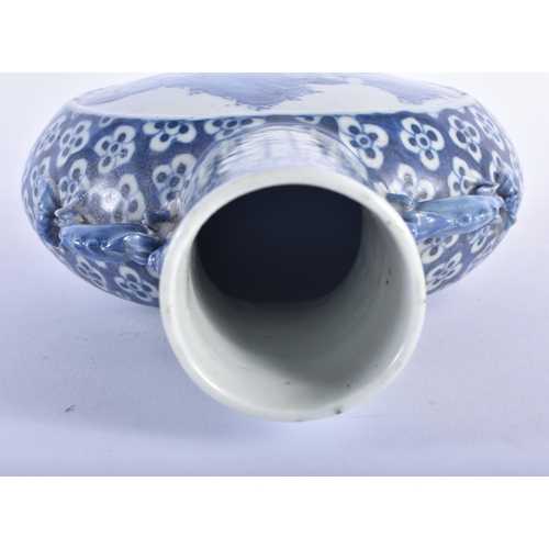 1262 - A 19TH CENTURY CHINESE BLUE AND WHITE PORCELAIN MOON FLASK Qing. 26 cm x 15 cm.