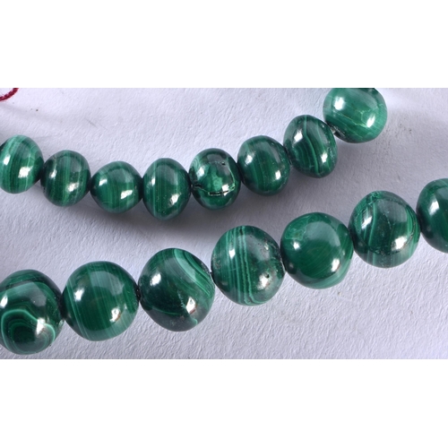 1323 - A MALACHITE BEAD NECKLACE. 70 cm long.