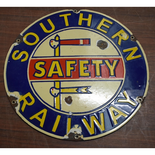 1333 - AN ANTIQUE ENAMEL SOUTHERN RAILWAY SIGN. 35 cm diameter.