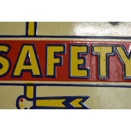 1333 - AN ANTIQUE ENAMEL SOUTHERN RAILWAY SIGN. 35 cm diameter.